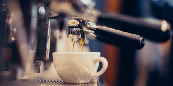 macchina-da-caffe-per-caffe-in-un-bar_1303-19533